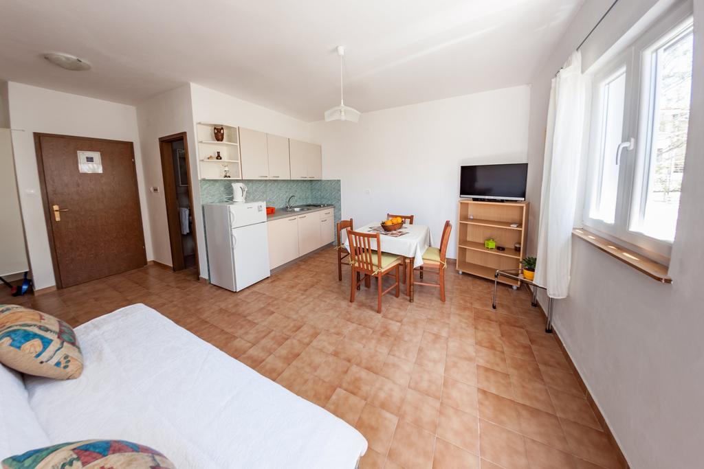 Apartments Nenad & Marija Pag Town Exterior photo